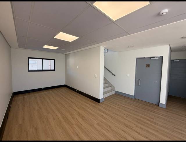 654M² WAREHOUSE TO LET IN STIKLAND INDUSTRIAL